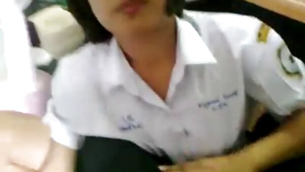 Младата секретарка во кратко здолниште Фи Фи ја трепка нејзината убава пичка