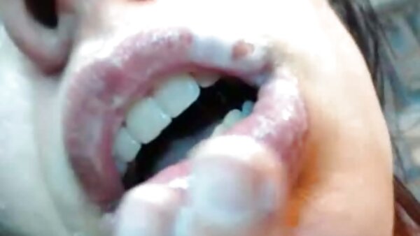 Ебаната жешка црвенокоса милфица Ариела Ферера ужива во страстен секс