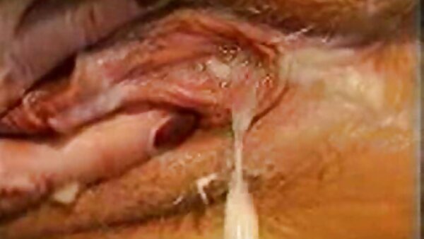 Сексуално наелектризираното бебе Грејси Меј Грин мастурбира во када
