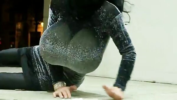 Витката танчерка Лив Ревампед ја заебава нејзината анална дупка на фит топка