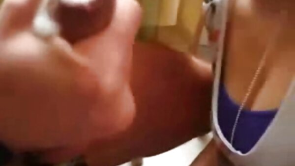Неверојатната русокоса студентка со бубачки задник е подложена на брутално лупење