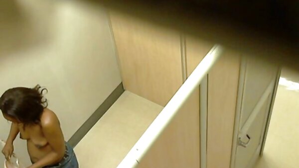 Италијанската обетка Роко ја ебе романската кучка Нели Кент во нејзиниот стегнат анус