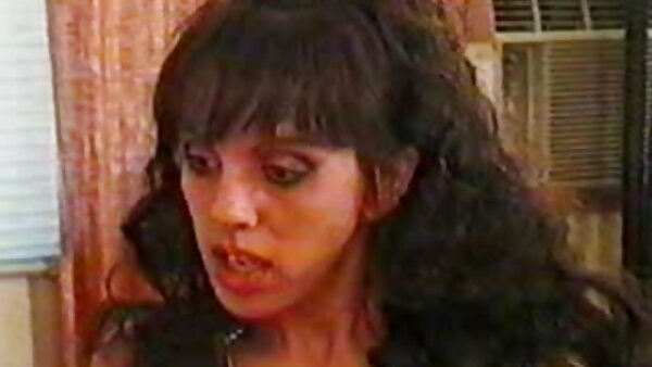 Глупавата млада бринета тинејџерка Шајла Џенингс залепи две дилда во нејзината влакнеста пичка.